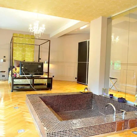 Chambers'n Charm Boutique 4*