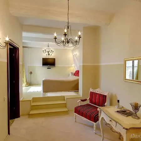 Chambers'n Charm Boutique 4*